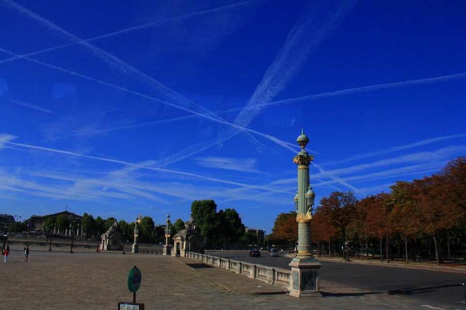 天空就这样被喷气式飞机艺术性的施加了几道笔画。
