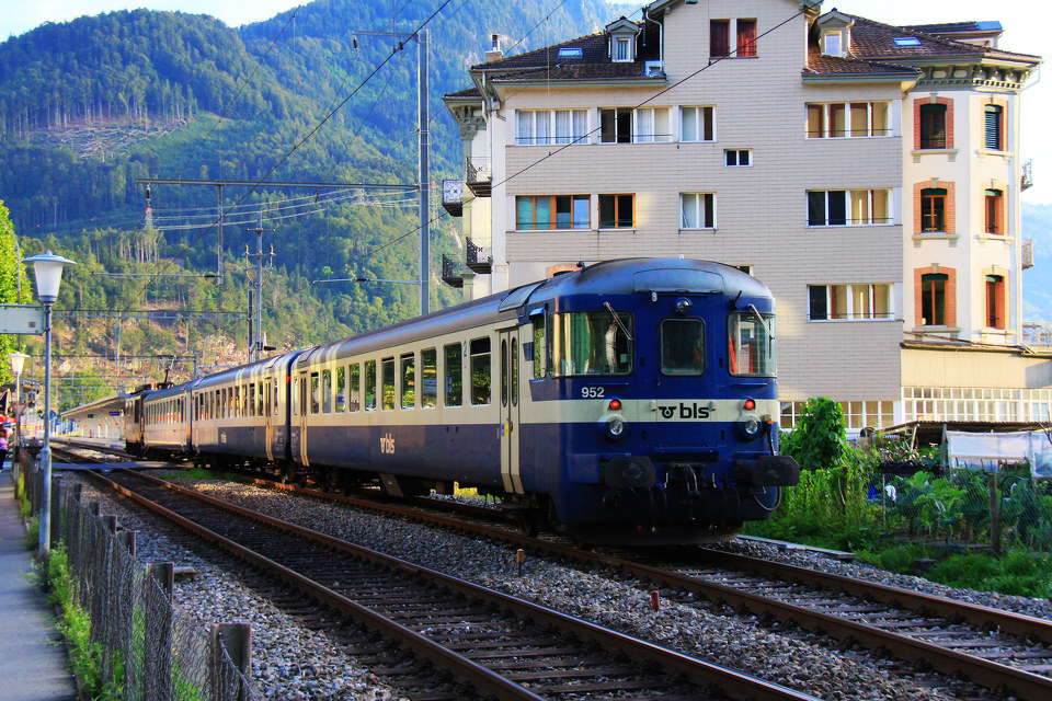 interlaken火车站开出的宽轨列车,而城郊则有上山专用的窄轨火车.