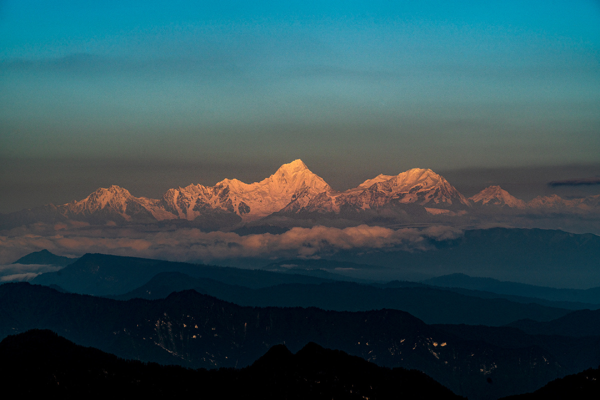 峨眉山看贡嘎日出
