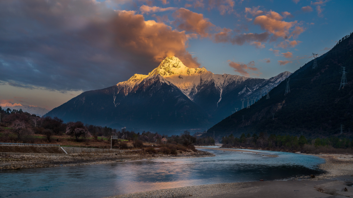 帕隆藏布日照金山