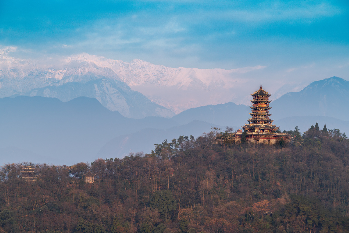 雪山下的都江堰
