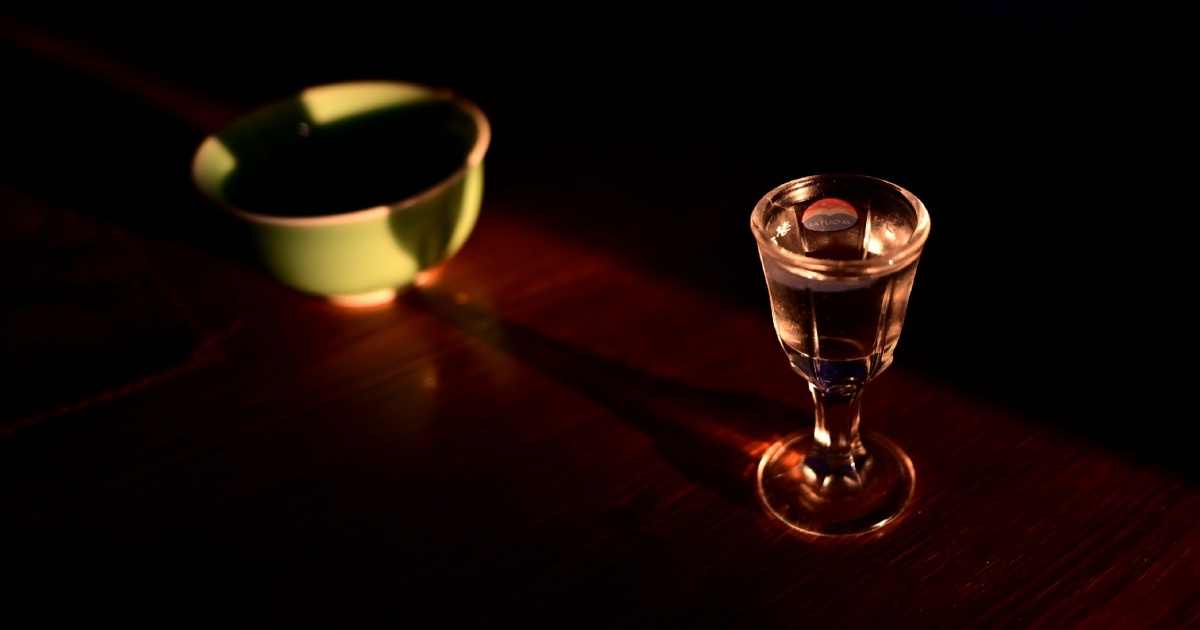 光影一盅酒,一盏茶,一颗桔在冬日的午后阳光撒下阳台这是一种状态和