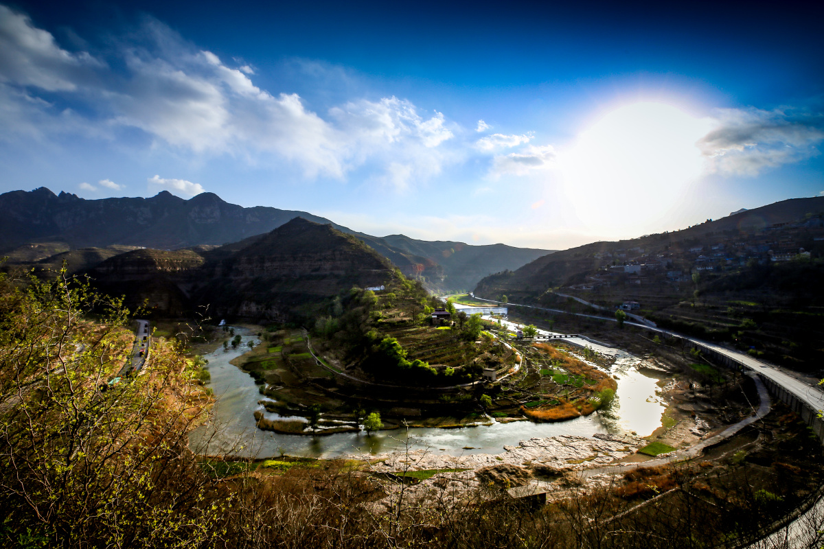 《悬崖上看漳河》