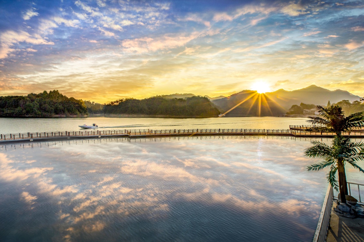 朝霞映在太平湖上