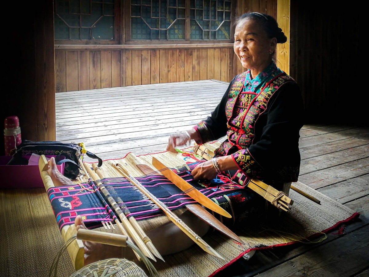 织锦的苗族阿婆