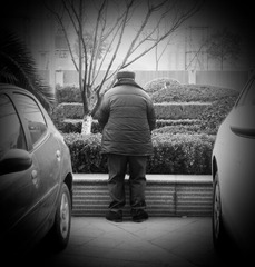 尿尿的老者