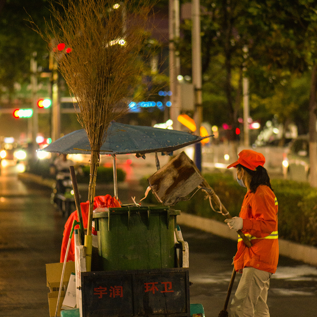 雨夜环卫工(组照)