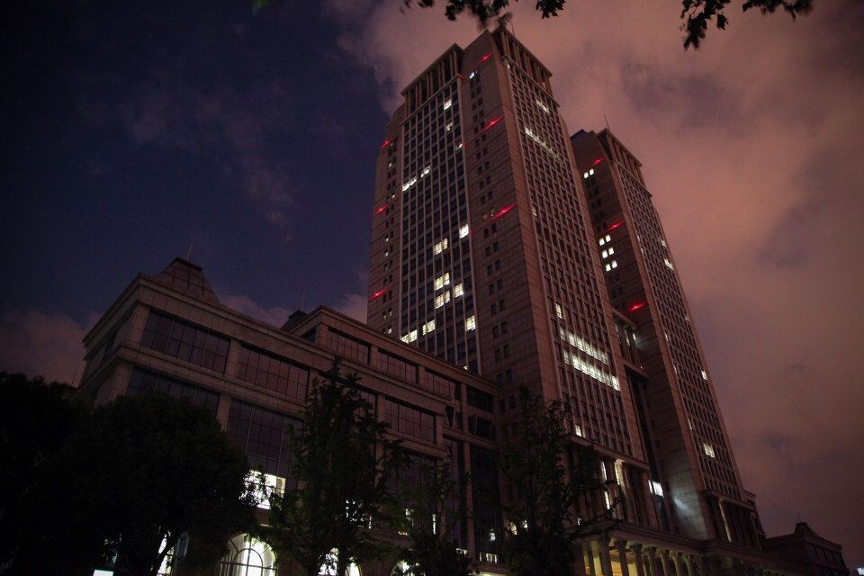光华楼<br />
躺在光草看光华