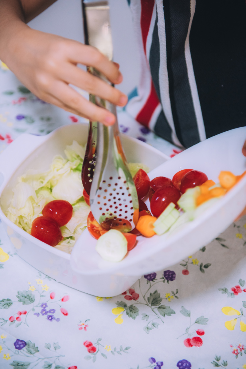 宝宝的暑假实践作业自制蔬菜沙拉