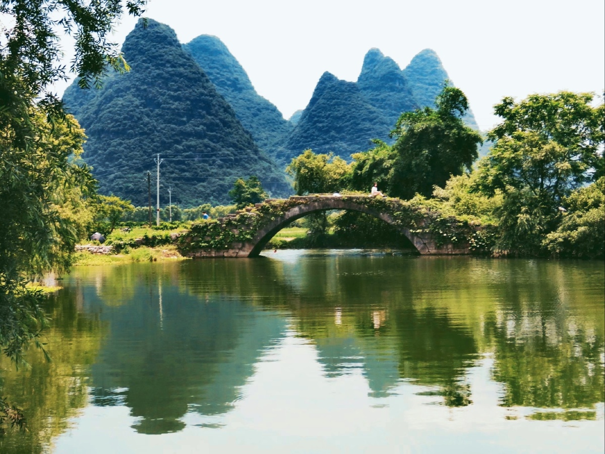 会仙铜桥在广西桂林市临桂区会仙镇大活头村外一条小河在山岭田园间