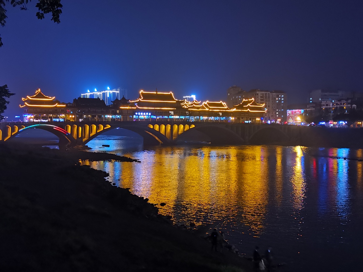 雨城廊桥夜色
