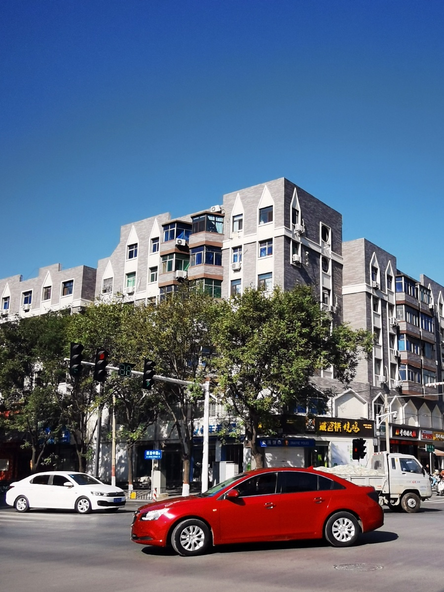 五线小城焦作市的老城区摄于焦作市解放路新华街胜利街