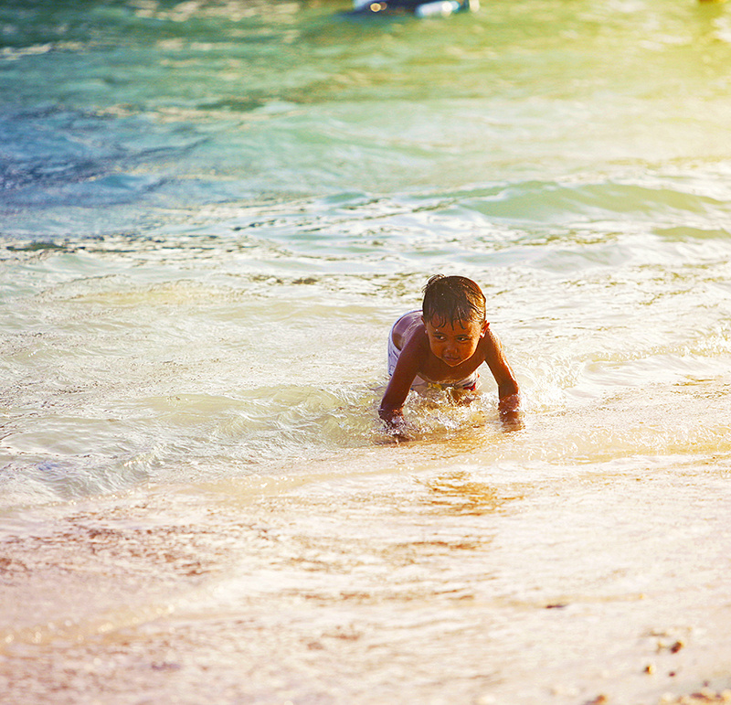 海边戏水的孩子