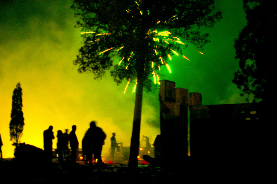 dsc_0297c br /> 月台上放花炮许愿的人<br /> br />