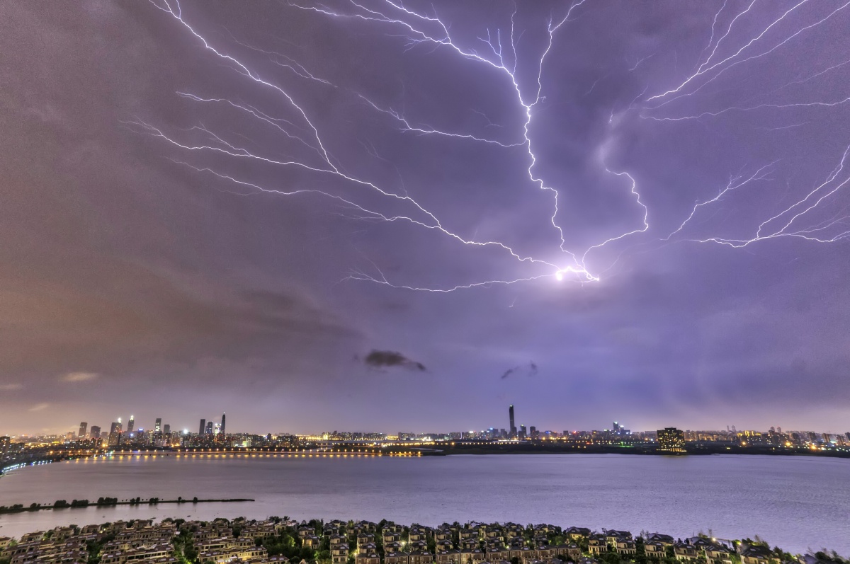 这种狂暴的闪电其实是很少见的,一般这种雷暴天人们都习惯躲在家里