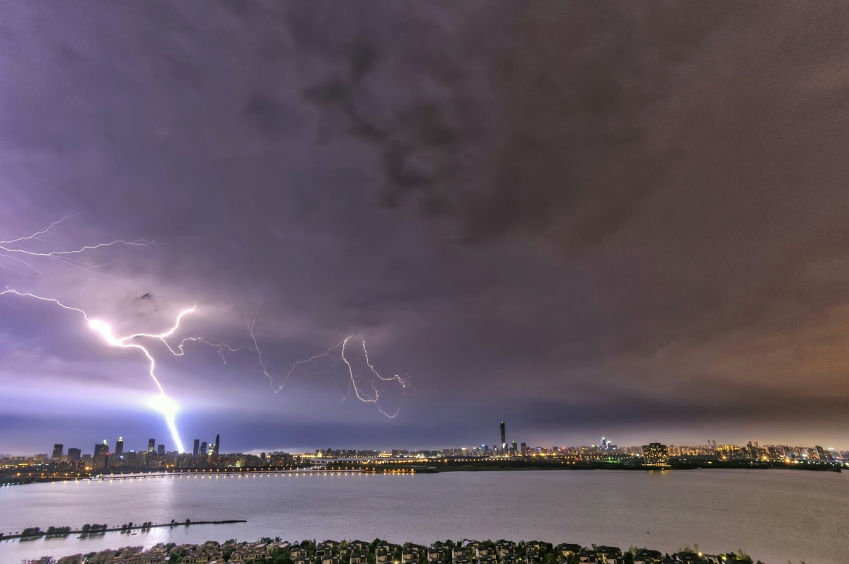 闪电落在苏州中心附近