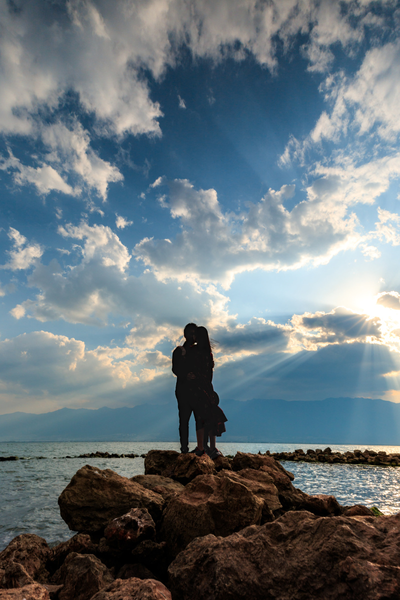 拍摄于大理洱海,偶遇一对情侣,拍下了这甜蜜的一刻.