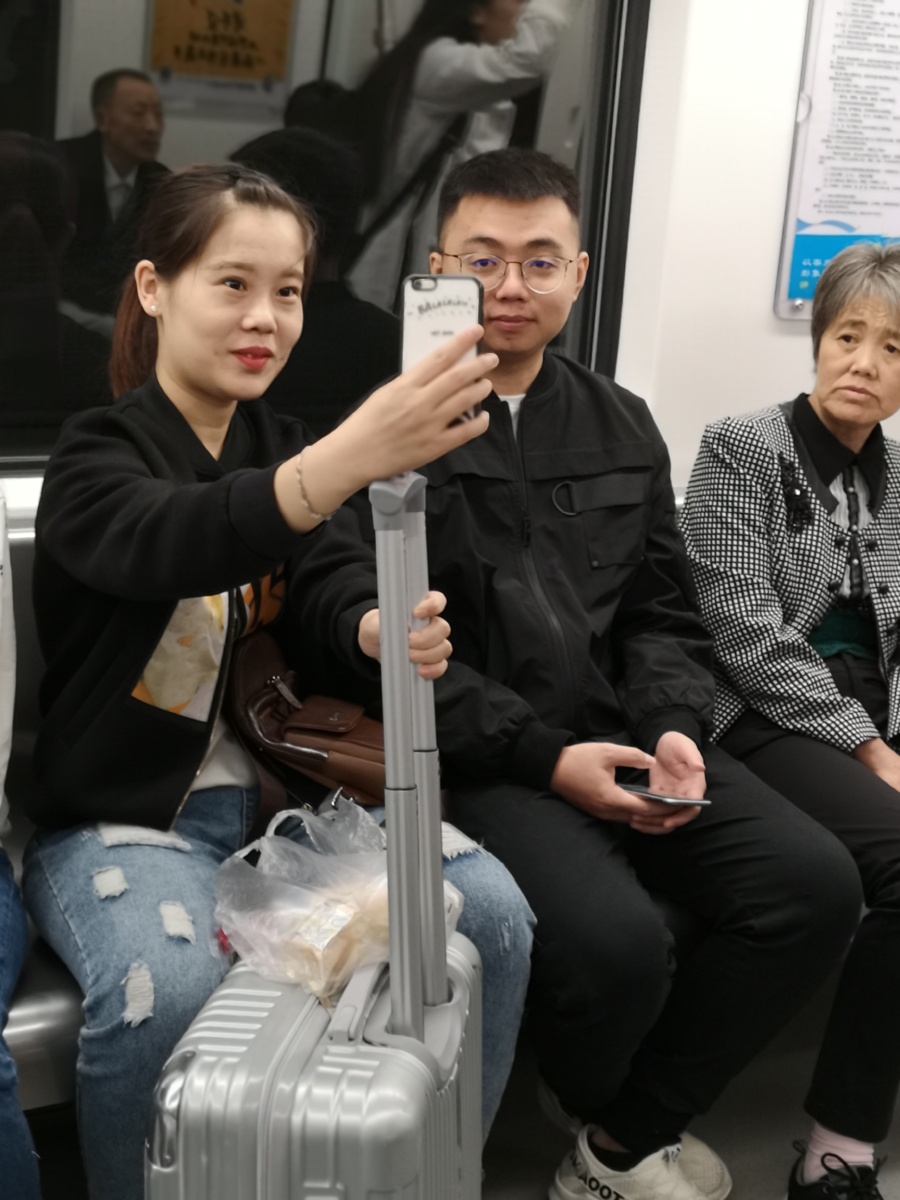 地铁上自拍