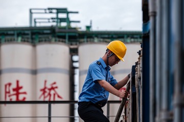 正午时分，中哈（连云港）国际物流基地的铁路值班员和青年铁路货运员不惧近40度高温，对接收等待托运的集装箱进行箱体查验，保证箱内货物及集装箱运输安全。