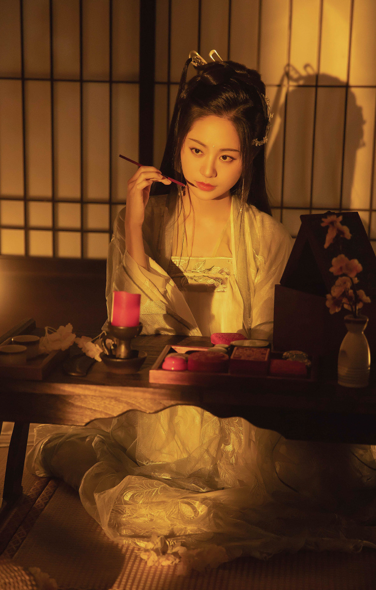 醉梦夜来佳人忽还乡小轩窗正梳妆