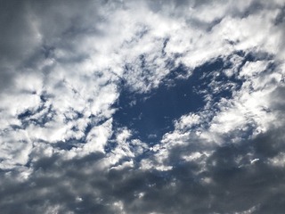 5661189