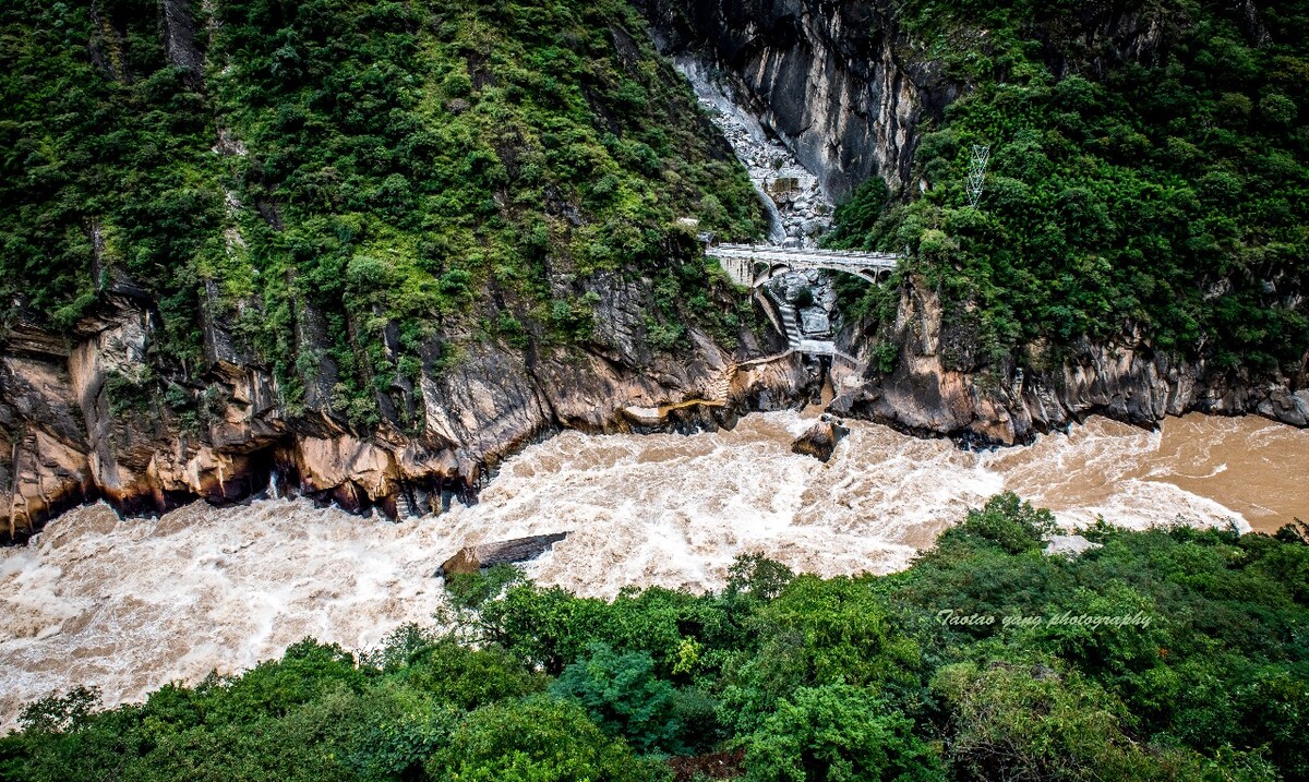 天险—虎跳峡<br />
拍摄于去香格里拉的路途上。