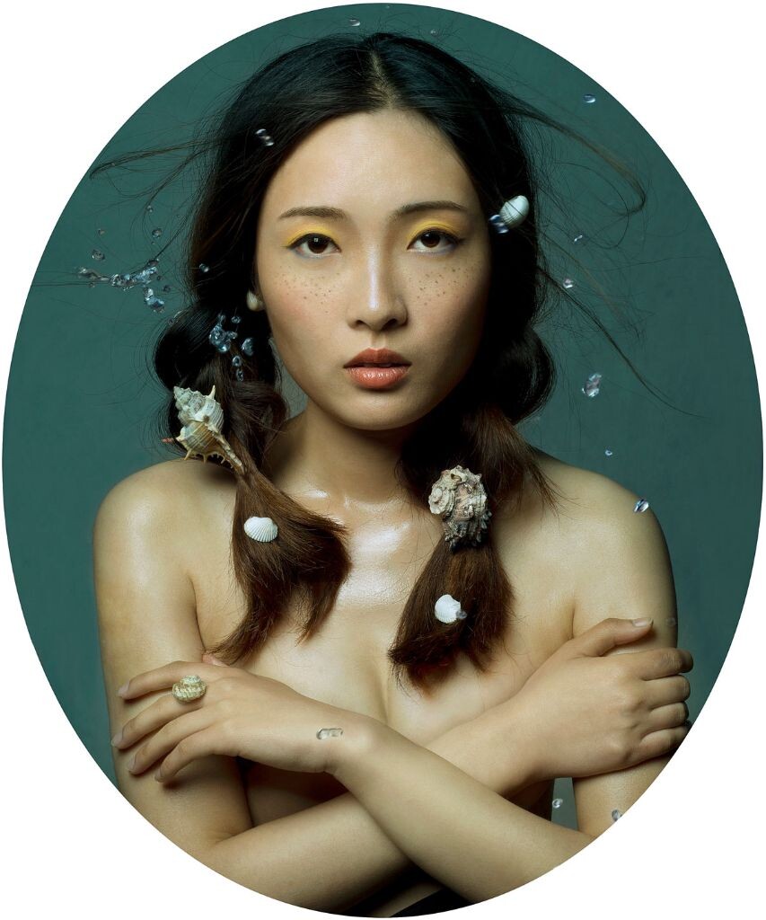 夏<br />
夏，炙热的天气，紫外线与雀斑的默契配合，沙滩的贝壳欢呼雀跃着，海风轻轻的吹拂着夏姑娘的脸，浪花也醉了。扎着的蝴蝶小辫配以海边拾起的贝壳，两颊俏皮的小雀斑，被风吹散的碎发，和啪打的浪花，是我心里的夏天。