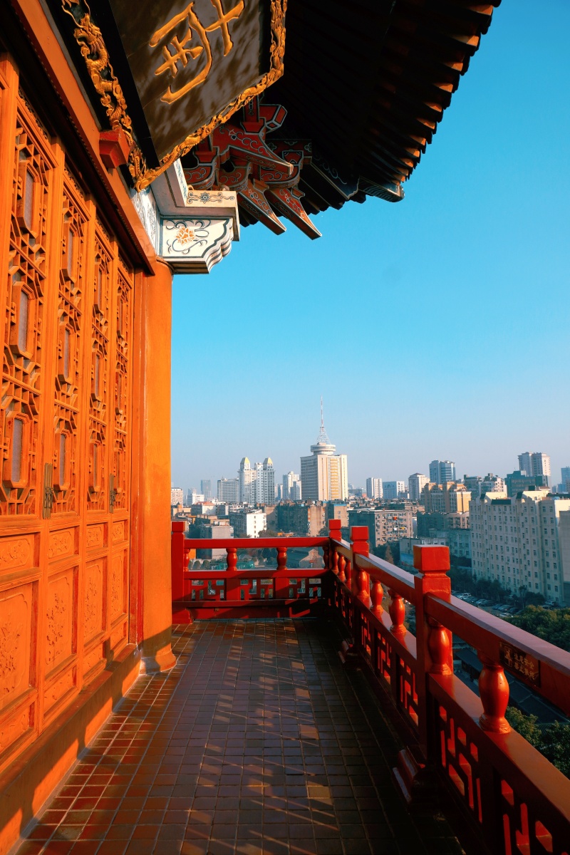 登楼远眺极目远望怀想斯人感慨良多