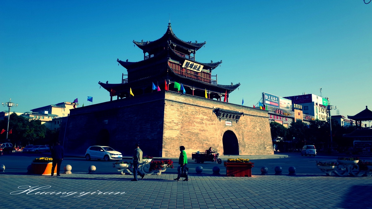 酒泉大街上的古城楼和城墙