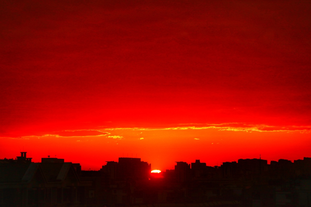 日出东方映红天