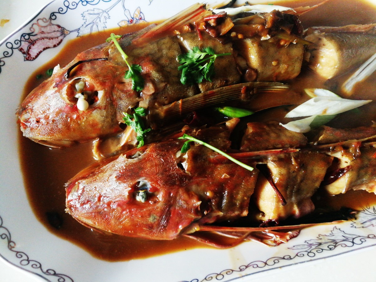 人间烟火之红运当头家常焖红头鱼