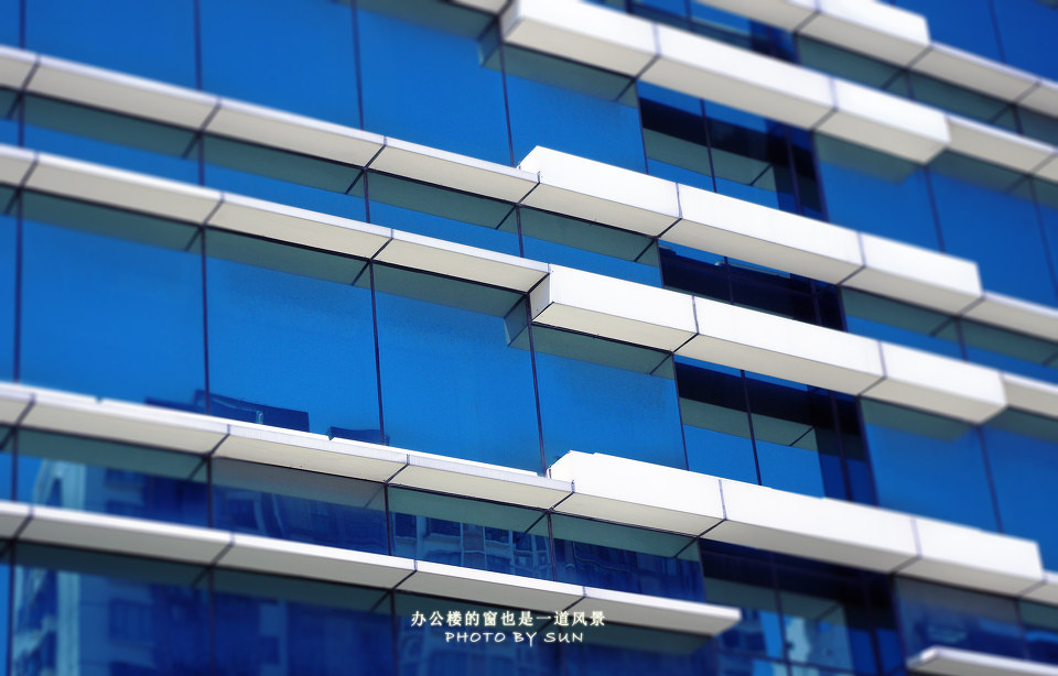 窗也是一道风景~ br /> 珠海电视台行政中心办公楼,中午拍摄的一张