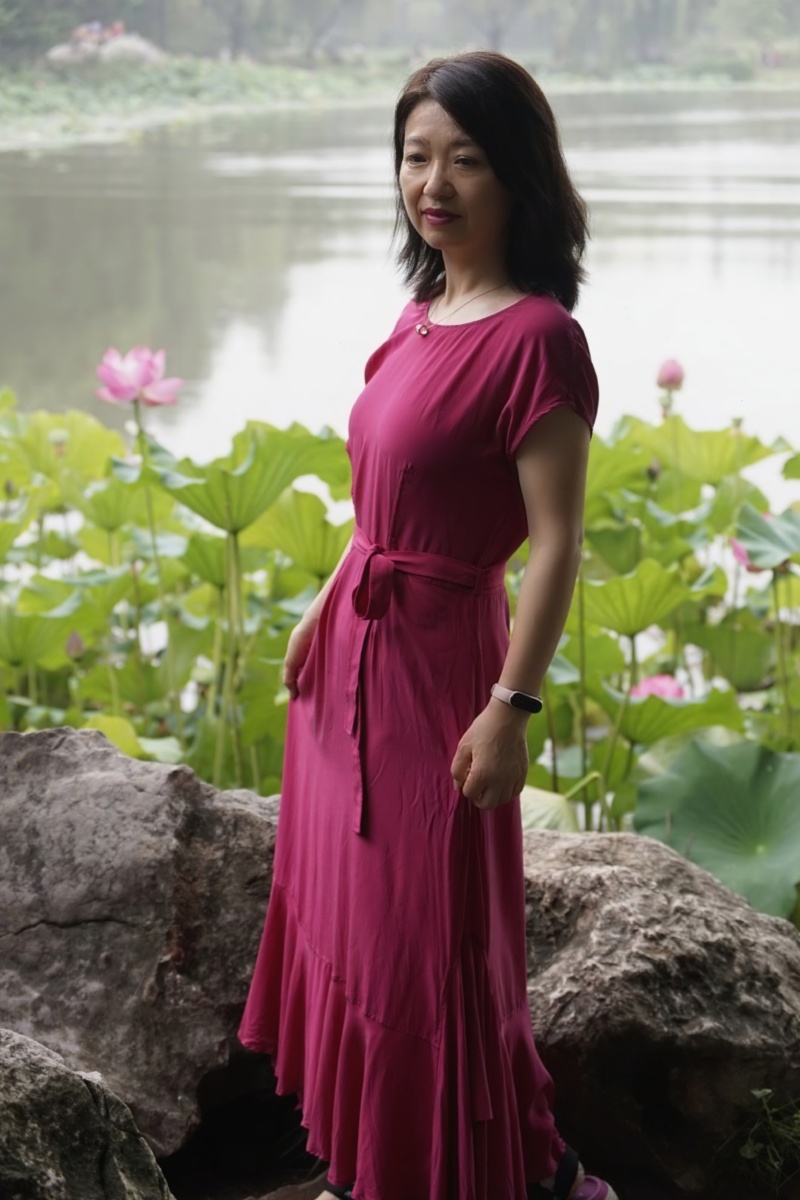 2021年6月27日游无锡鼋头渚景区拍摄气质美女和荷花