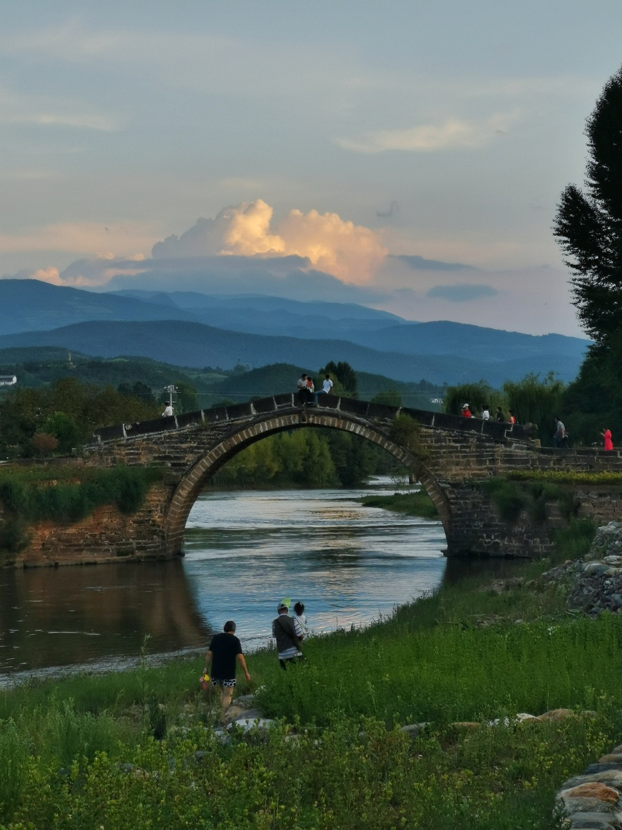 夕阳下玉津桥手机记录于云南沙溪古镇