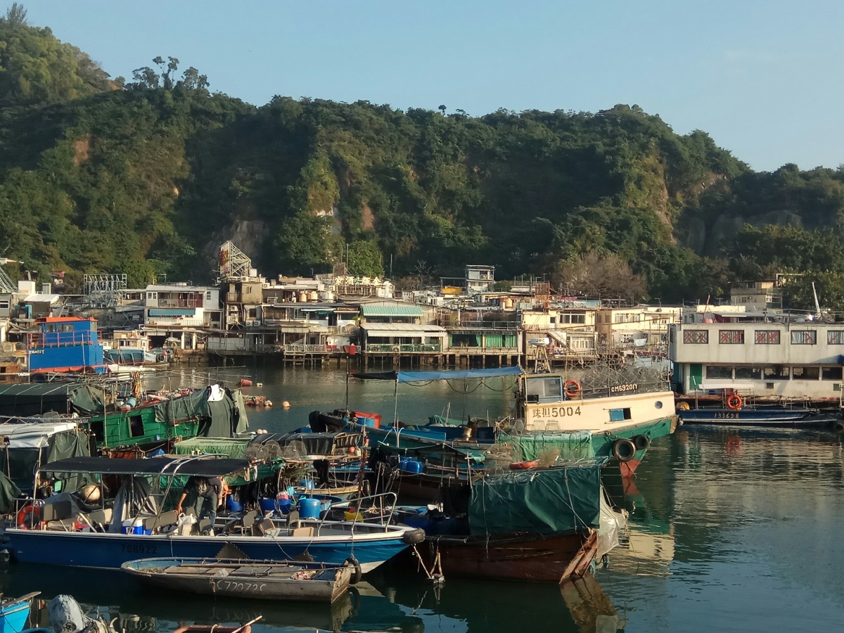 香港鲤鱼门,一个在繁华城市中避居一隅的小渔村,最爱那满是贝壳的沙滩
