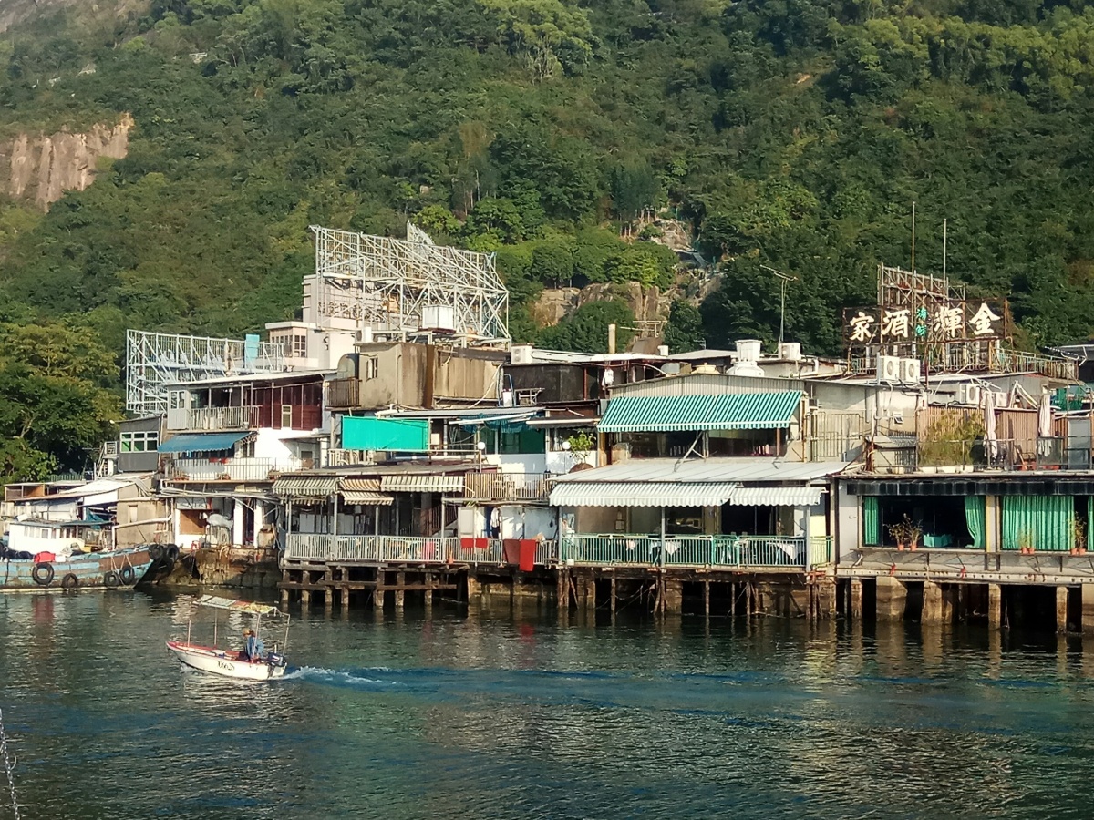 香港鲤鱼门,一个在繁华城市中避居一隅的小渔村,最爱那满是贝壳的沙滩