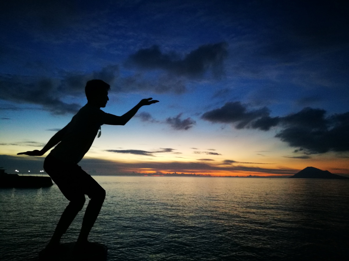 海岛晚霞剪影 - alec孟宏强 - 图虫