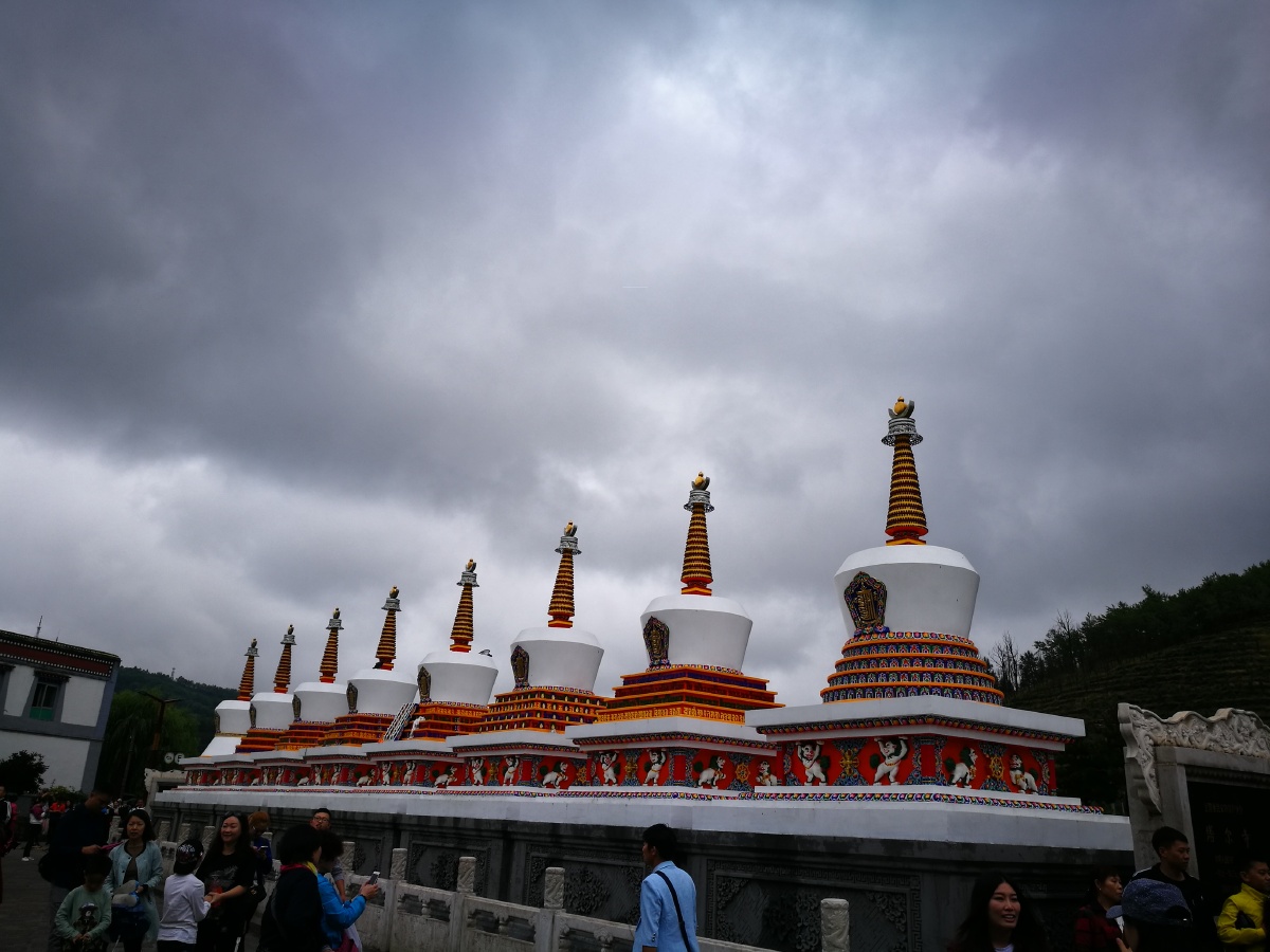 一组藏传佛教白塔