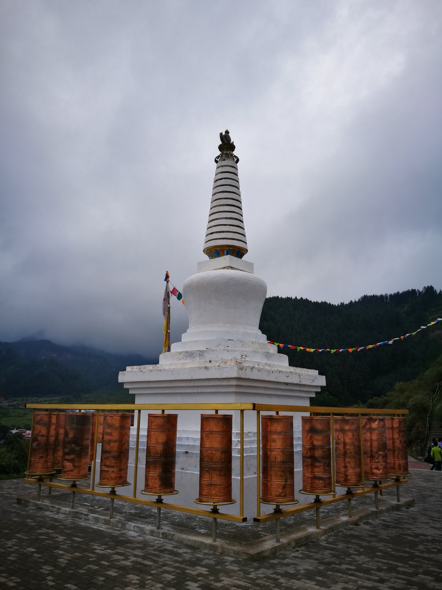 一组藏传佛教白塔