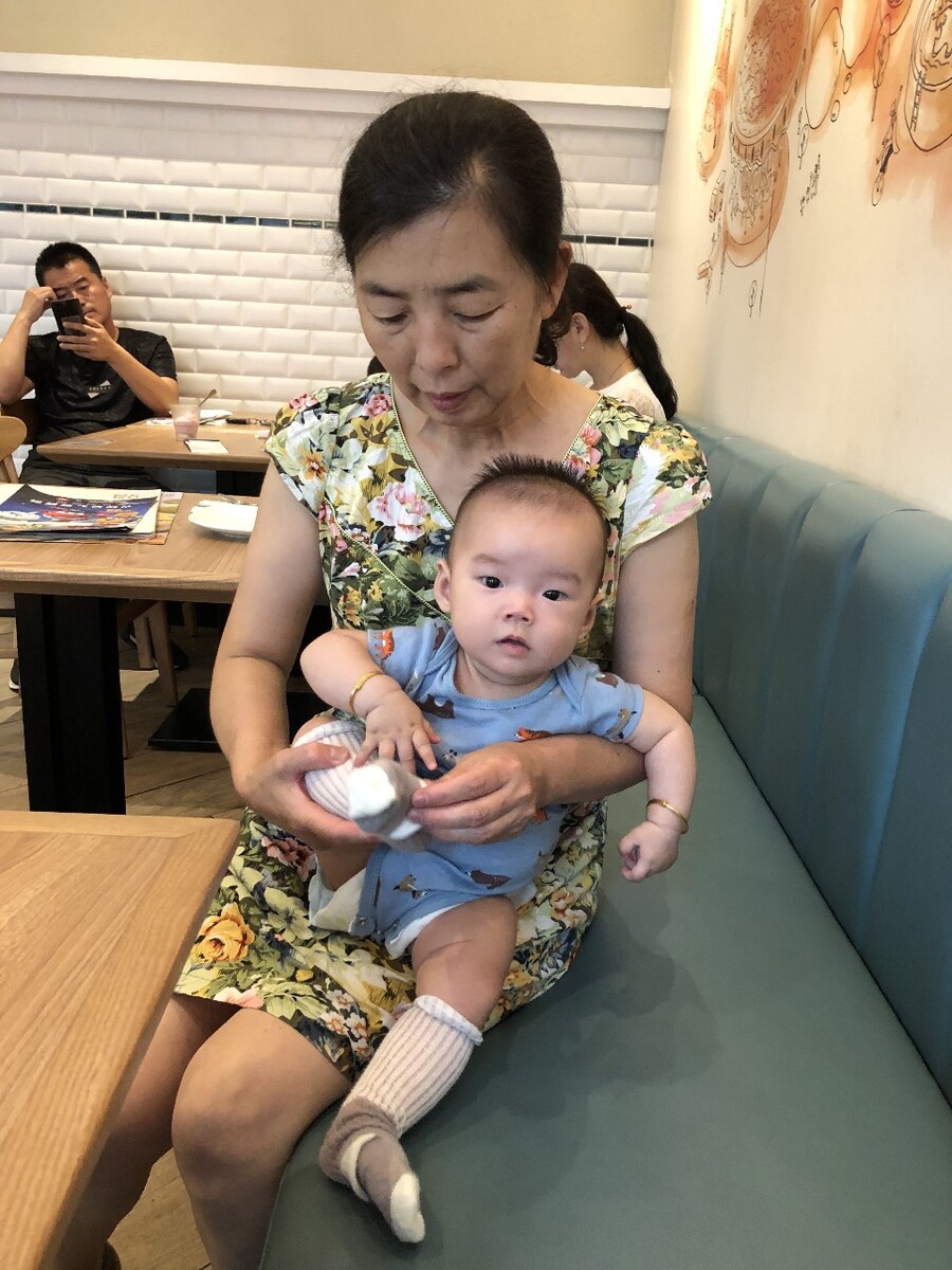 国内坐飞机带婴儿必须是父母吗