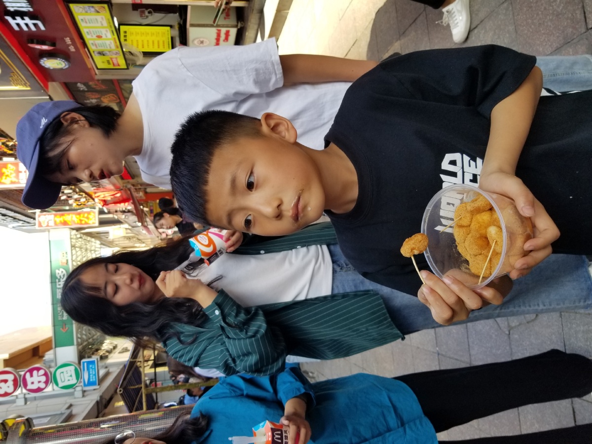 农村街边摆摊的卫龙辣条