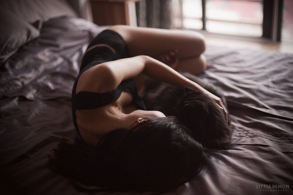 [ 女人与猫 ]<br />
女人与猫，总让人产生很多遐想的两个元素~早安。