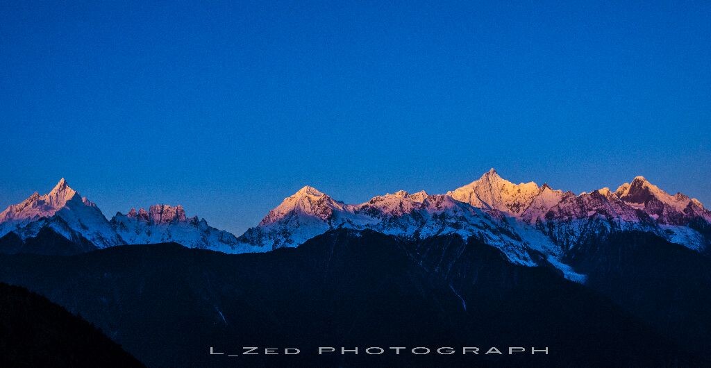 梅里雪山<br />
日照金山