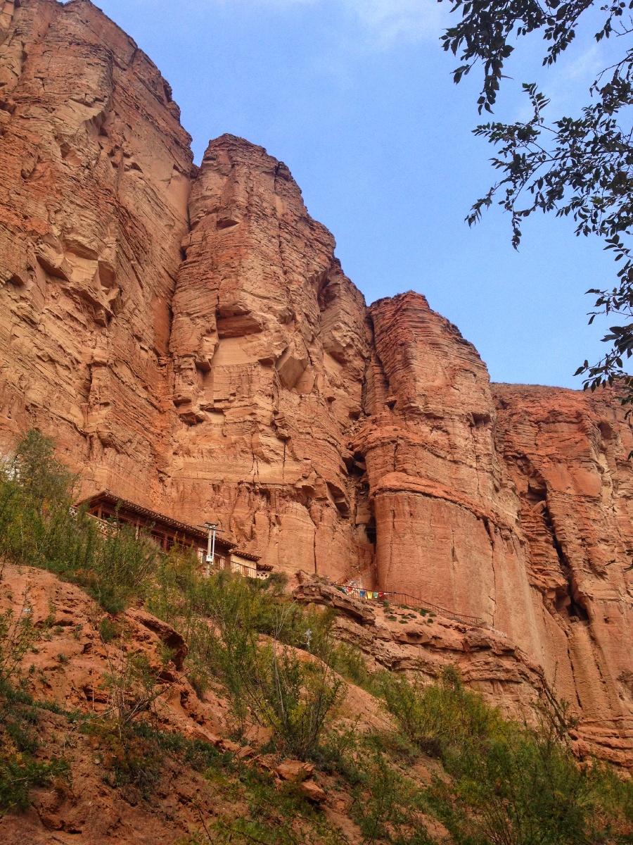 白马寺,青海境内一座具有传奇色彩的藏传佛教寺院,寺院不大,却承载着