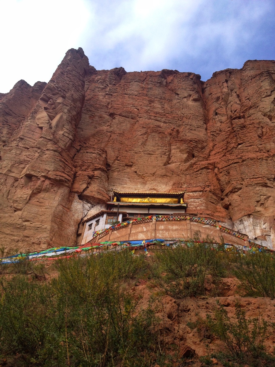 白马寺,青海境内一座具有传奇色彩的藏传佛教寺院,寺院不大,却承载着