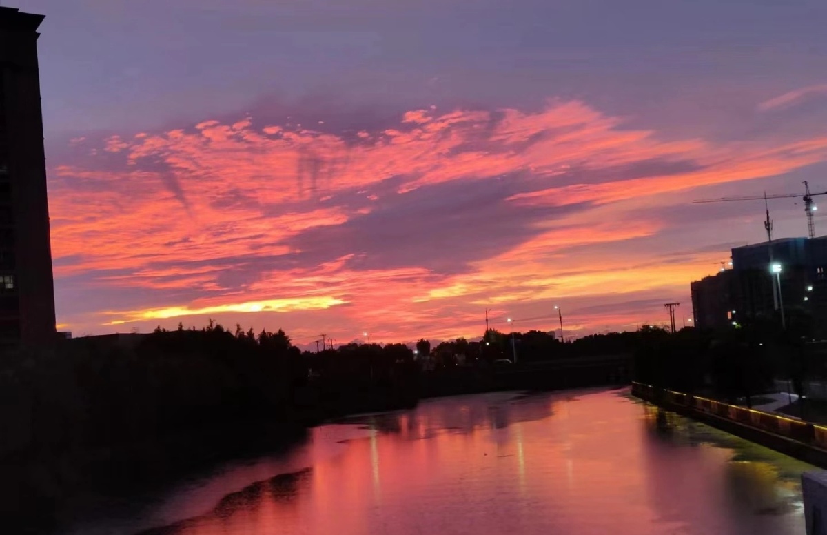 在落日的余晖里看天边的一抹云霞,静静地并不知道,那呆呆的样子,那