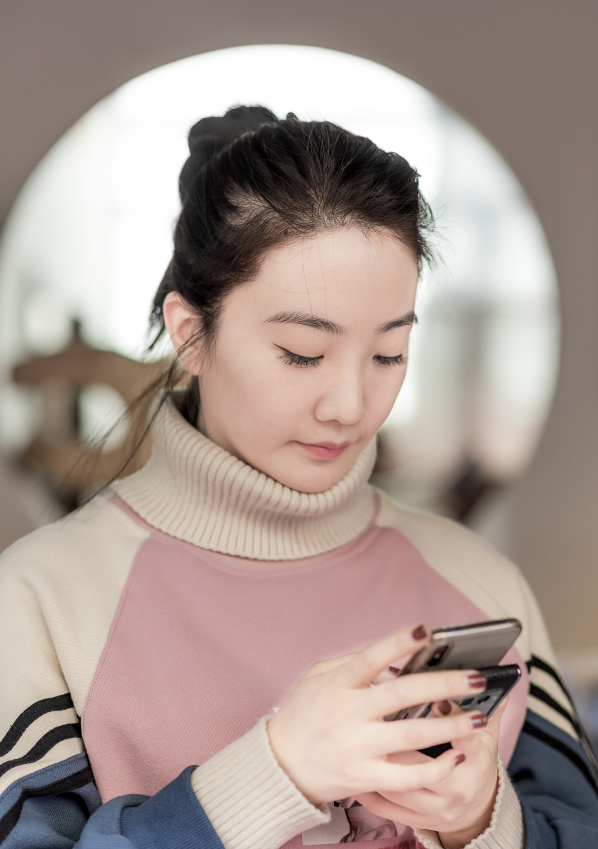 玩儿手机的美女