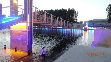 100562
