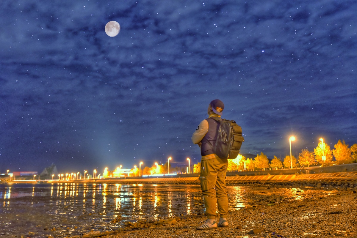 举头望明月低头思故乡