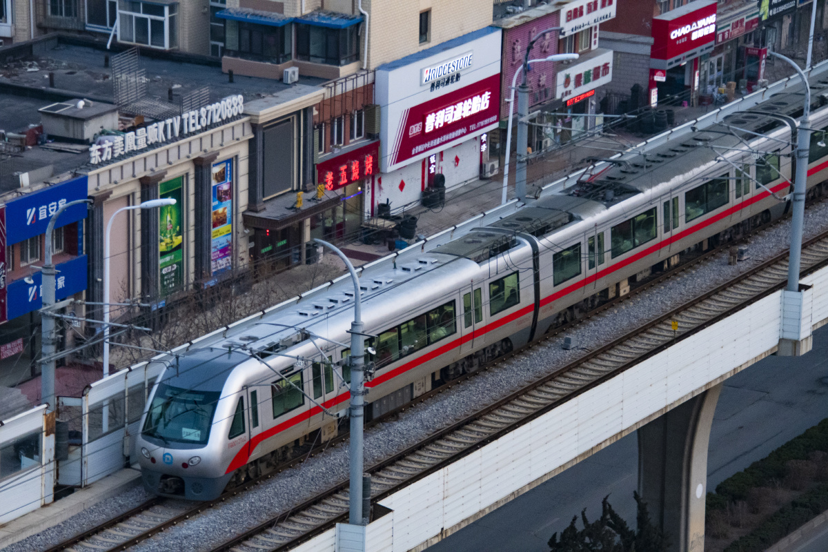 行驶在地面上的地铁